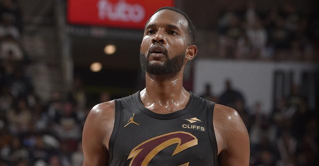 骑士记者:莫布利夏天提升了投射技术 控球等方面也得到了加强