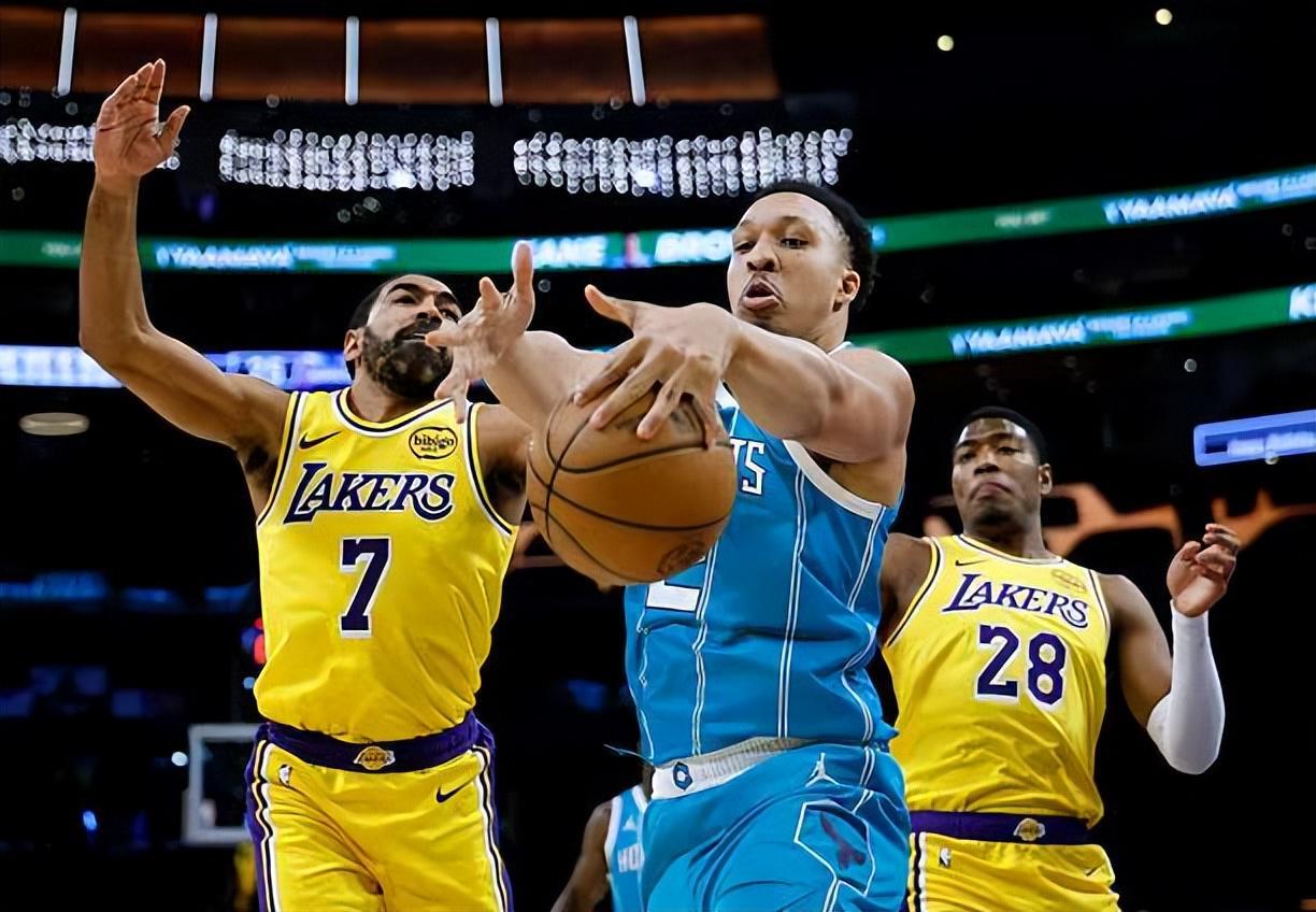 开云体育-打了半天最高数据是犯规,湖人替补后场连底薪球员的水平都达不到